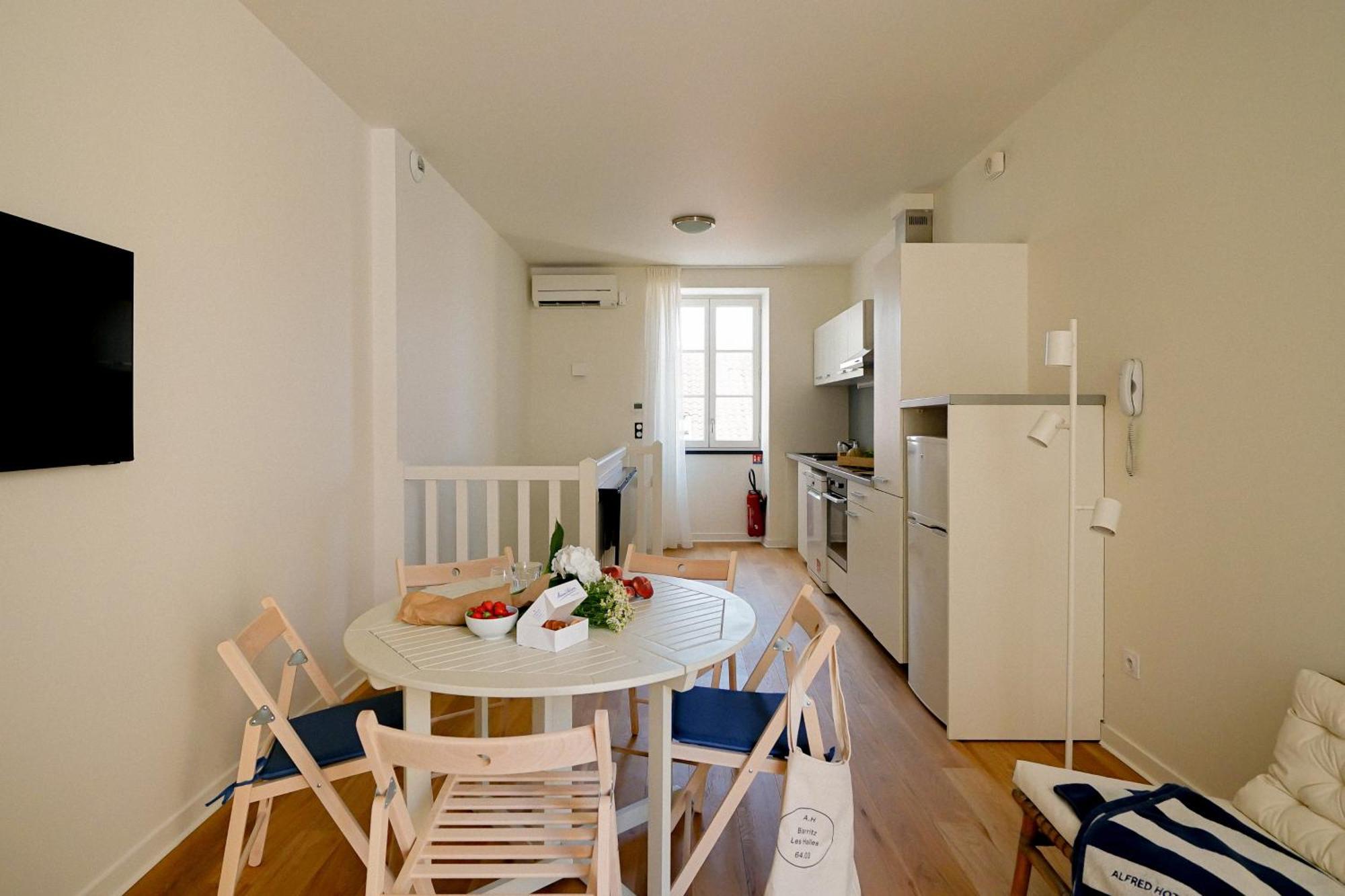 Alfred Hotels Les Halles Биариц Екстериор снимка