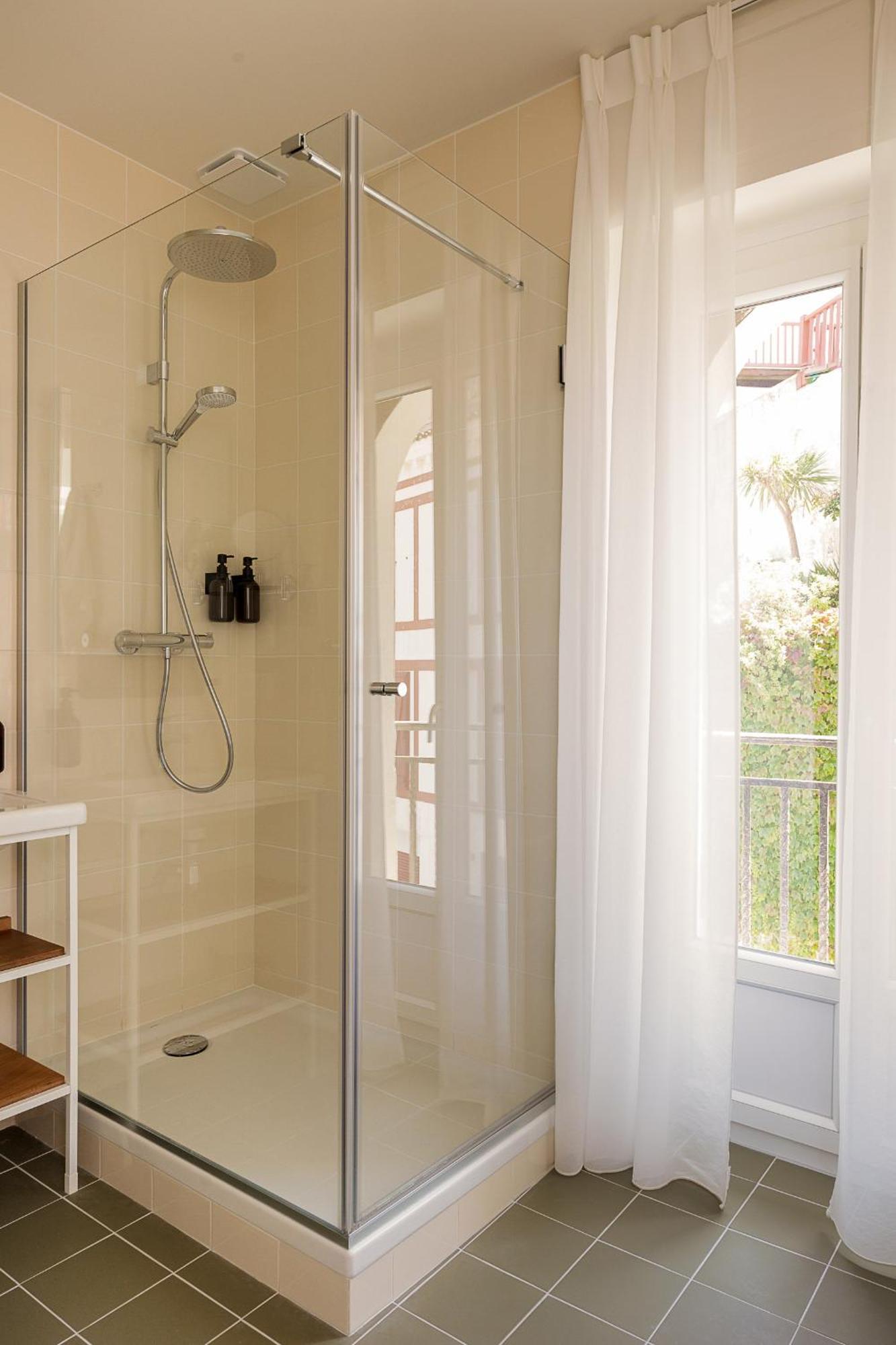 Alfred Hotels Les Halles Биариц Екстериор снимка