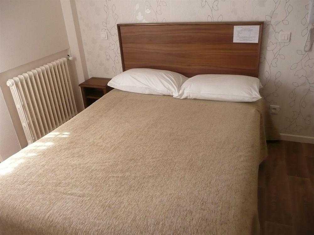 Alfred Hotels Les Halles Биариц Екстериор снимка